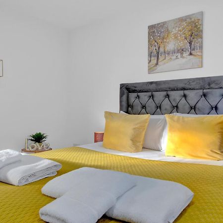 Heathrow Stays - Fawns Manor Hillingdon Buitenkant foto
